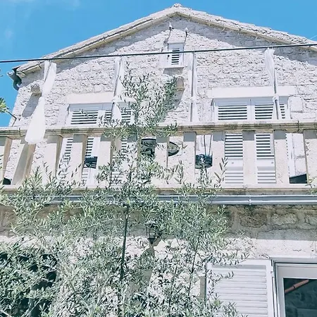 Ferienhaus Rector's - Charming Retreat In Old Town With Jacuzzi In Private Courtyard Rab Town