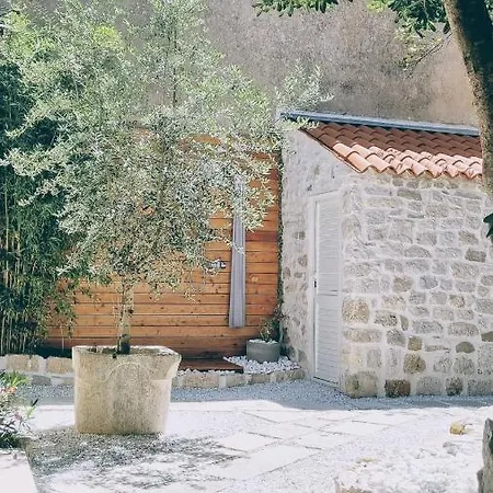 Rector's - Charming Retreat In Old Town With Jacuzzi In Private Courtyard Rab Town