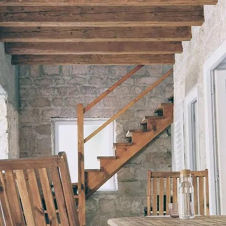 Ferienhaus Rector's - Charming Retreat In Old Town With Jacuzzi In Private Courtyard Rab Town