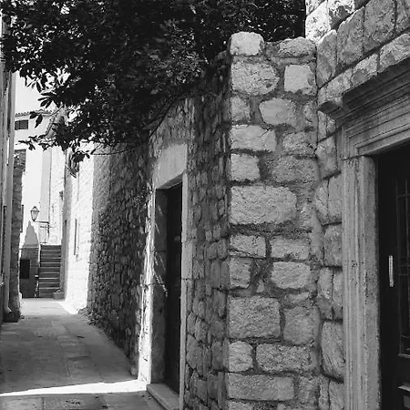 Rector's - Charming Retreat In Old Town With Jacuzzi In Private Courtyard Ferienhaus Rab Town