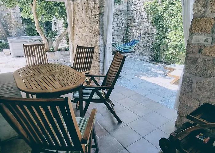Rector's - Charming Retreat In Old Town With Jacuzzi In Private Courtyard Rab Town