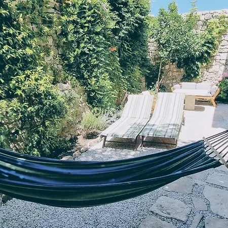 Rector's - Charming Retreat In Old Town With Jacuzzi In Private Courtyard بيت للعطل