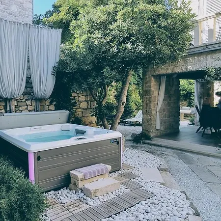 بيت للعطل Rector's - Charming Retreat In Old Town With Jacuzzi In Private Courtyard