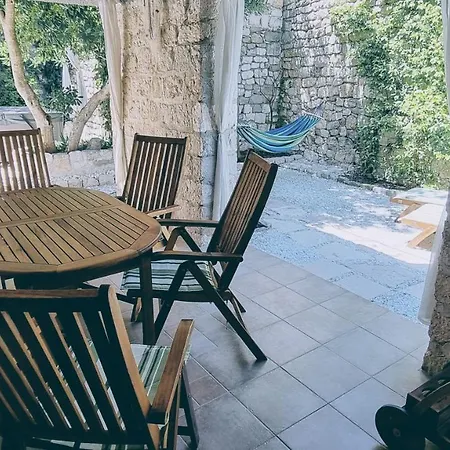 Rector's - Charming Retreat In Old Town With Jacuzzi In Private Courtyard Rab Town