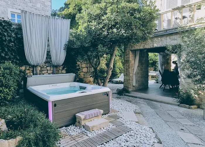Hébergement de vacances Rector's - Charming Retreat In Old Town With Jacuzzi In Private Courtyard
