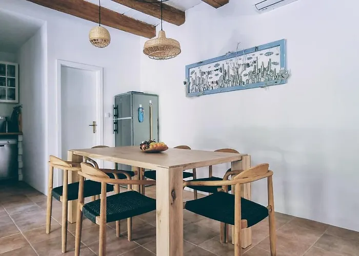 Rector's - Charming Retreat In Old Town With Jacuzzi In Private Courtyard Rab Town